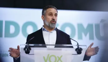 Vox siembra el bulo de que el Gobierno paga la iniciativa ‘Frenar a la extrema derecha’ y pregunta en el Congreso por qué participa Puente