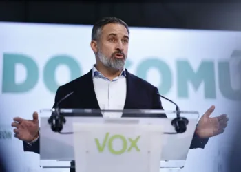 Vox siembra el bulo de que el Gobierno paga la iniciativa ‘Frenar a la extrema derecha’ y pregunta en el Congreso por qué participa Puente