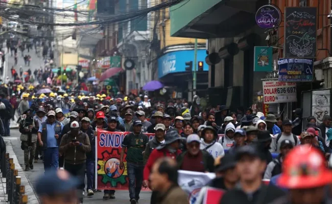 Cuarta semana de movilizaciones en Bolivia exige renuncia del presidente Rodrigo Paz