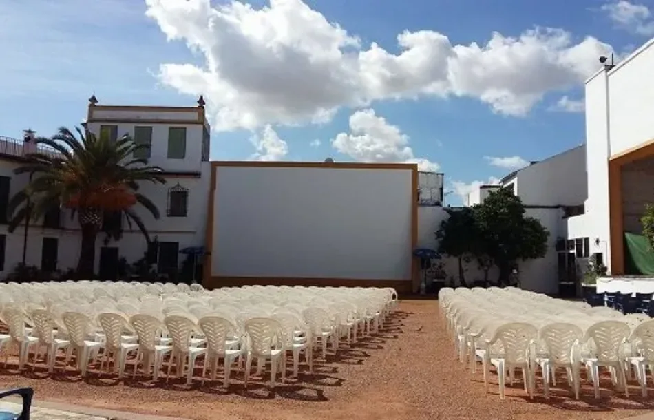 La Plataforma “la Filmoteca se queda en Medina y Corella” denuncia la pasividad del gobierno municipal frente a la venta de los cines de verano en Córdoba