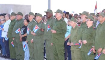 Díaz-Canel encabeza una movilización en defensa de Raúl Castro