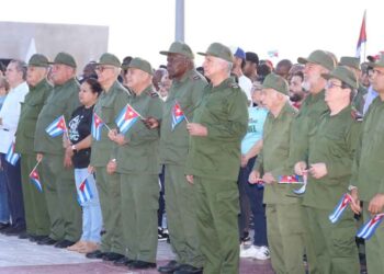 Díaz-Canel encabeza una movilización en defensa de Raúl Castro