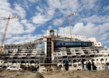 Salvemos Mojácar advierte de una querella criminal si el ayuntamiento de Carboneras no declara ilegal la licencia del Algarrobico de inmediato