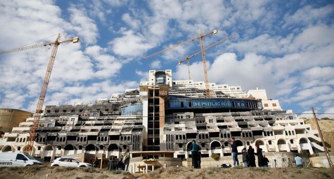 Salvemos Mojácar advierte de una querella criminal si el ayuntamiento de Carboneras no declara ilegal la licencia del Algarrobico de inmediato