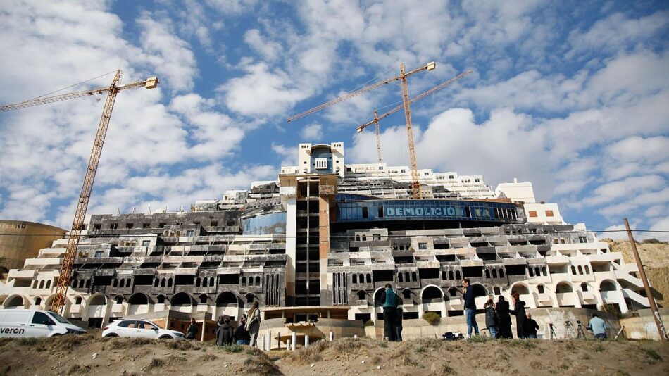 Salvemos Mojácar advierte de una querella criminal si el ayuntamiento de Carboneras no declara ilegal la licencia del Algarrobico de inmediato