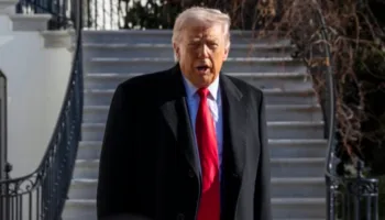 Trump suspende ataque contra Irán pero amenaza con más agresión