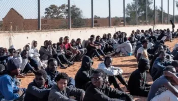 Libia rescata a migrantes retenidos por traficantes cerca de Bengasi