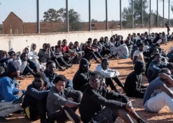 Libia rescata a migrantes retenidos por traficantes cerca de Bengasi