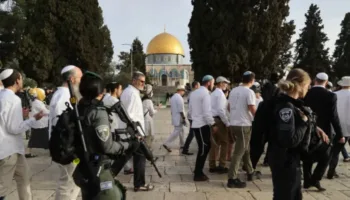 Colonos irrumpen en Al-Aqsa para participar en la Marcha de la Bandera