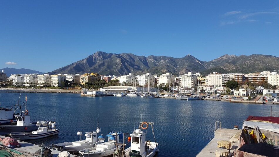 Navegar por la Costa del Sol: la experiencia exclusiva de alquilar una embarcación en Marbella