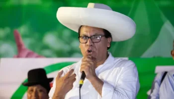 Policía de Perú detiene a hombre armado en mitin de Roberto Sánchez