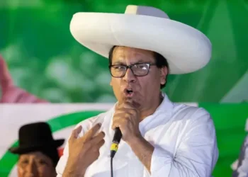 Policía de Perú detiene a hombre armado en mitin de Roberto Sánchez
