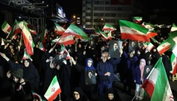 Ciudadanos iraníes manifiestan su apoyo al nuevo ayatolá en la 71 noche de manifestación