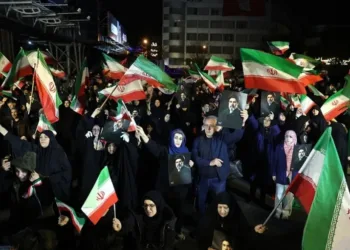 Ciudadanos iraníes manifiestan su apoyo al nuevo ayatolá en la 71 noche de manifestación