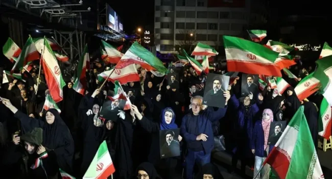 Ciudadanos iraníes manifiestan su apoyo al nuevo ayatolá en la 71 noche de manifestación