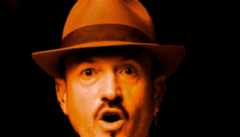 Alex O’Dogherty celebra 25 años de carrera en Teatro del Barrio, con Y tú, ¿de qué te ríes?