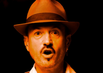 Alex O’Dogherty celebra 25 años de carrera en Teatro del Barrio, con Y tú, ¿de qué te ríes?