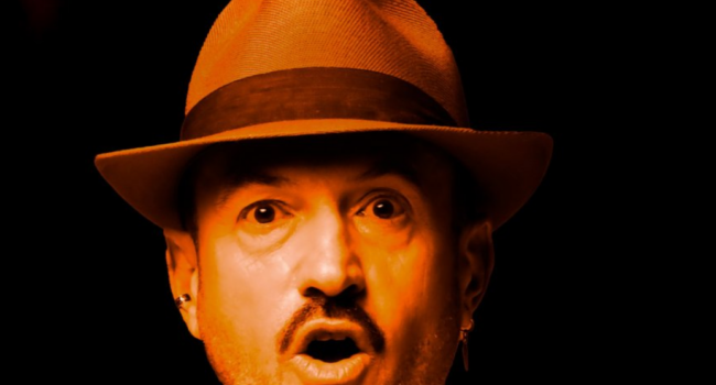 Alex O’Dogherty celebra 25 años de carrera en Teatro del Barrio, con Y tú, ¿de qué te ríes?