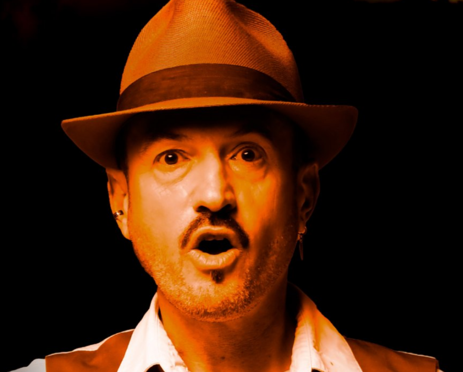 Alex O’Dogherty celebra 25 años de carrera en Teatro del Barrio, con Y tú, ¿de qué te ríes?
