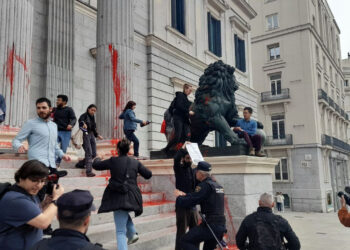 Finaliza el juicio contra nueve activistas que tiñeron de rojo el Congreso de los Diputados