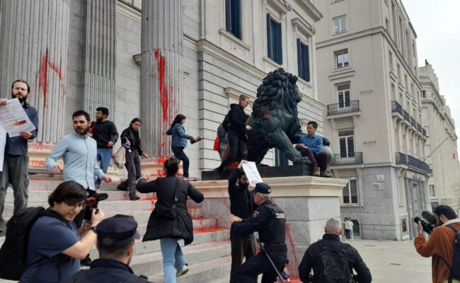 Finaliza el juicio contra nueve activistas que tiñeron de rojo el Congreso de los Diputados