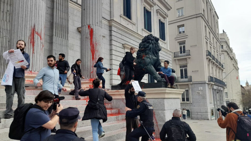 Finaliza el juicio contra nueve activistas que tiñeron de rojo el Congreso de los Diputados