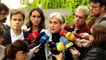 Ada Colau i diversos activistes declaren davant la Fiscalia de l’Audiència Nacional pels crims de guerra i maltractaments de l’Estat d’Israel