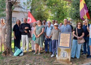 Inauguran una placa conmemorativa para recordar a las personas asesinadas por el franquismo en Jerez