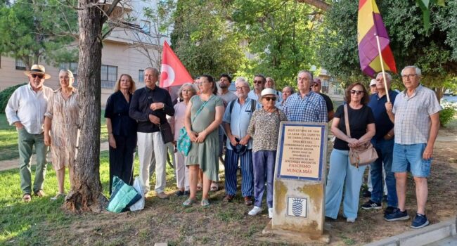 Inauguran una placa conmemorativa para recordar a las personas asesinadas por el franquismo en Jerez