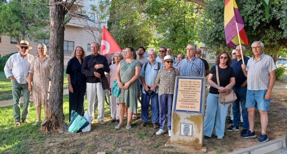 Inauguran una placa conmemorativa para recordar a las personas asesinadas por el franquismo en Jerez