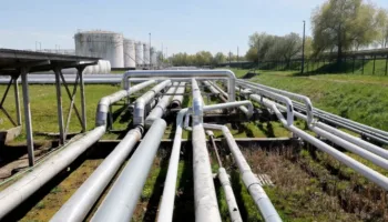Alerta en EE. UU. por caída de reservas ante crisis en Ormuz