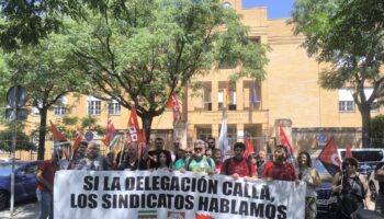 Sindicatos se concentran ante la Delegación de Educación de Sevilla para exigir respeto al profesorado y una negociación real