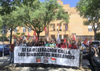 Sindicatos se concentran ante la Delegación de Educación de Sevilla para exigir respeto al profesorado y una negociación real