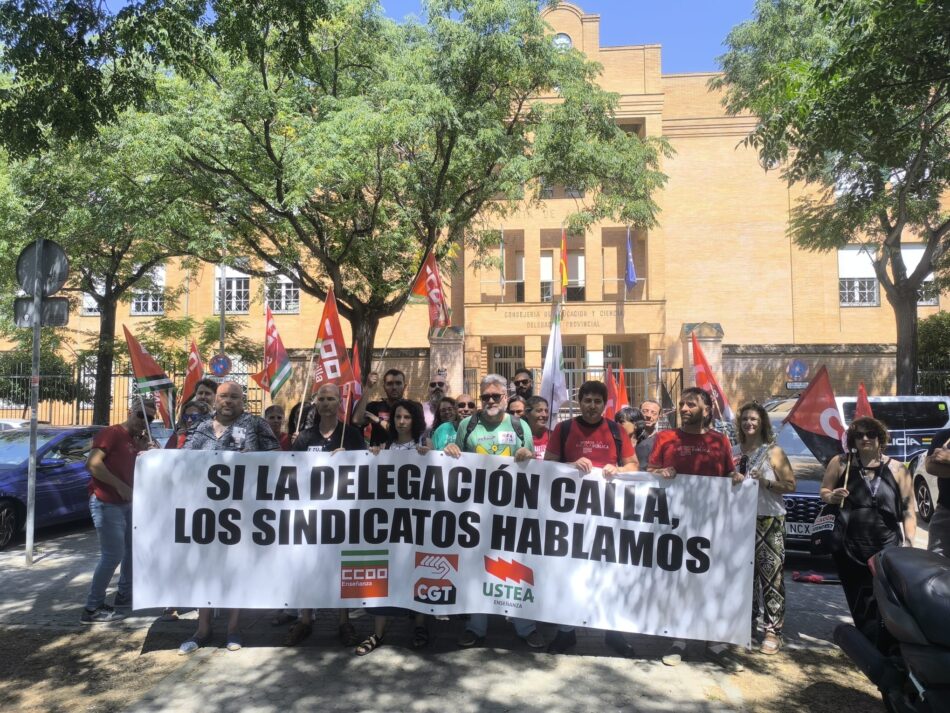 Sindicatos se concentran ante la Delegación de Educación de Sevilla para exigir respeto al profesorado y una negociación real