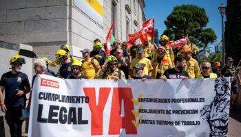 Los bomberos forestales se manifiestan en Madrid para denunciar su desprotección