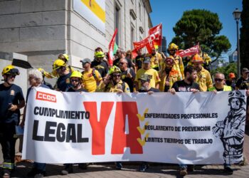 Los bomberos forestales se manifiestan en Madrid para denunciar su desprotección