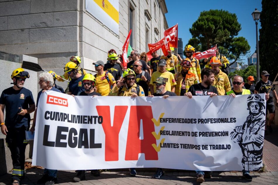 Los bomberos forestales se manifiestan en Madrid para denunciar su desprotección