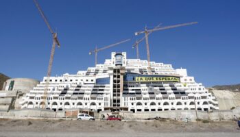 Presentada denuncia por prevaricación contra siete ediles de Carboneras tras posponer la nulidad de la licencia del Hotel El Algarrobico