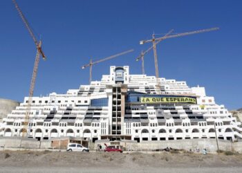 Presentada denuncia por prevaricación contra siete ediles de Carboneras tras posponer la nulidad de la licencia del Hotel El Algarrobico