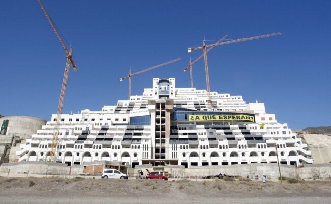 Presentada denuncia por prevaricación contra siete ediles de Carboneras tras posponer la nulidad de la licencia del Hotel El Algarrobico