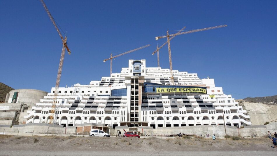 Presentada denuncia por prevaricación contra siete ediles de Carboneras tras posponer la nulidad de la licencia del Hotel El Algarrobico