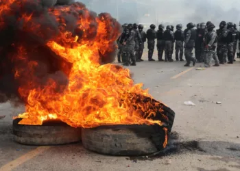 Evo Morales y colectivos de Bolivia denuncian amenaza militar tras ley de estado de excepción