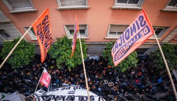 Desnonament ajornat: Tot i la caiguda de la moratòria, la presència del Sindicat de Llogateres a la porta evita el desnonament del Jordi