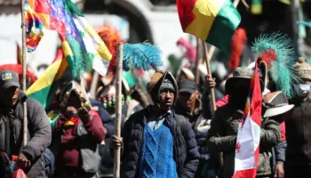 Dirigentes campesinos rechazan negociaciones entre la COB y el gobierno de Rodrigo Paz