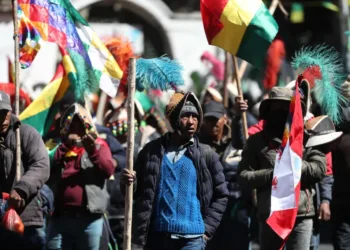 Dirigentes campesinos rechazan negociaciones entre la COB y el gobierno de Rodrigo Paz