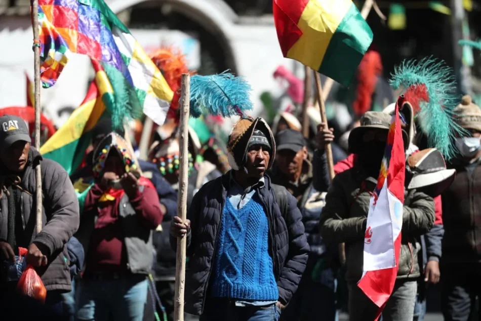 Dirigentes campesinos rechazan negociaciones entre la COB y el gobierno de Rodrigo Paz