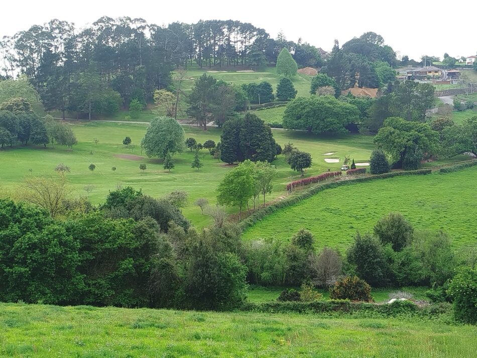 La Confederación Hidrográfica del Cantábrico sanciona al Real Club de Golf de Castiello por aprovechamiento del arroyo Meredal en Vega en Gijón