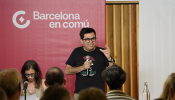 Pisarello llama a la «movilización permanente» de BComú para ganar a las municipales con la alegría por bandera
