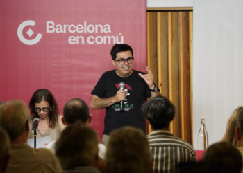 Pisarello llama a la «movilización permanente» de BComú para ganar a las municipales con la alegría por bandera
