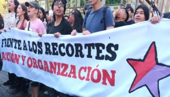 Estudiantes chilenos mantienen llamado a protesta contra recortes